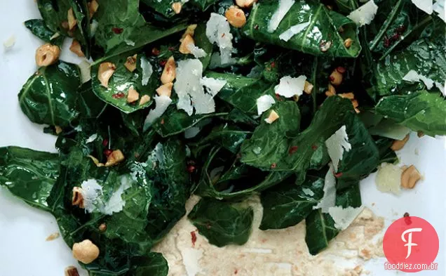 Salada verde Collard com cajus e limão