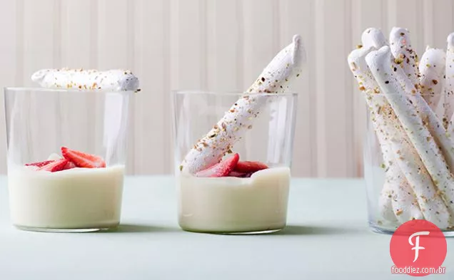 Pudim de limão com morangos e charutos de merengue