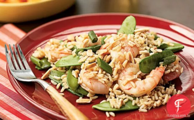 Arroz asiático com camarão e ervilhas