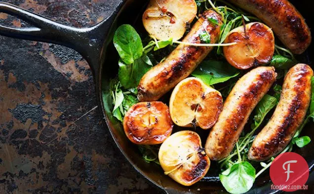 Pan-Seared salsicha com senhora maçãs e agrião