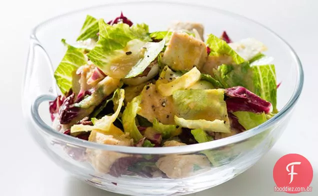 Salada de frango com vinagrete de raiz vegetal assado