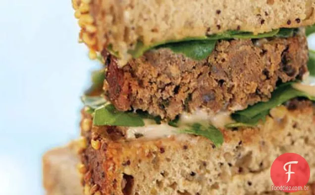 Pão de carne, rúcula Bebê e molho russo em pão integral