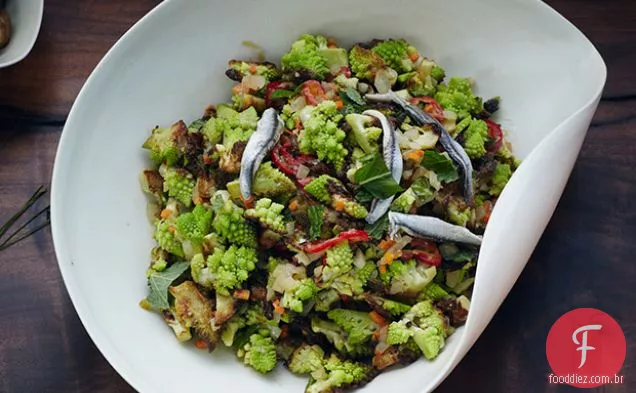 Carbonizado Romanesco com anchovas e hortelã