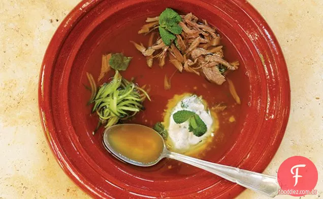 Caldo de cordeiro com iogurte de pepino e hortelã