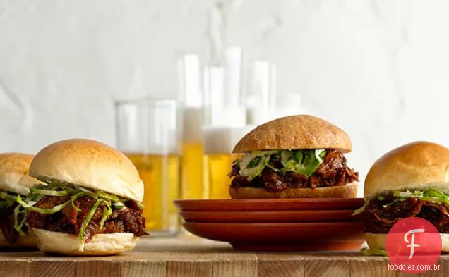 Chipotle churrasco puxado Turquia Baqueta Sliders com Bruxelas Bico Slaw