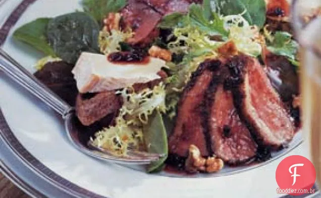 Salada de pato com torradas de queijo e molho de groselha