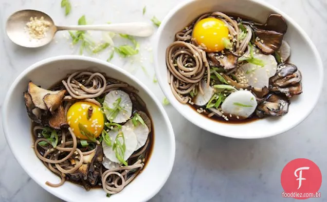 Soba e cogumelos Maitake em caldo de soja
