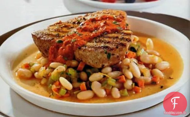 Atum com feijão branco e molho de tomate seco ao sol