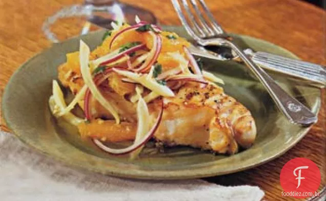 Peixe grelhado com salsa laranja-erva-doce