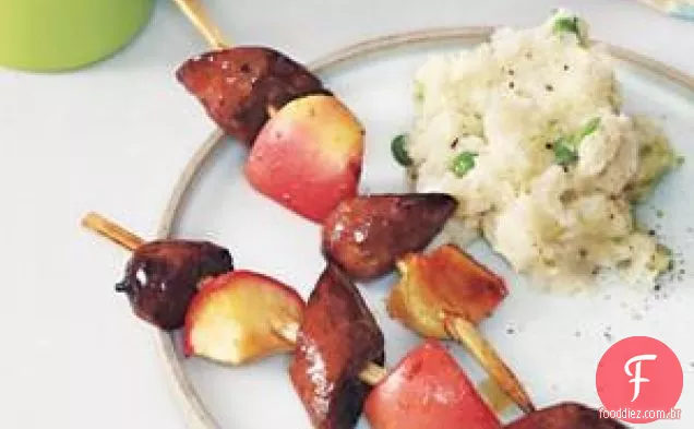 Kebabs De Salsicha E Maçã Com Batatas E Ervilhas Esmagadas