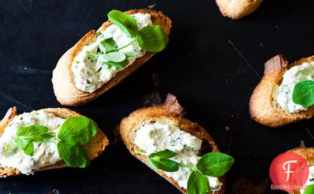 Aumentou Crostini Com Brotos De Ricota E Ervilha