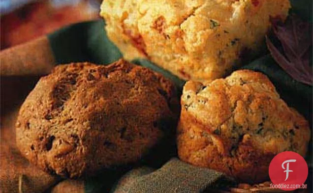 Pão de milho com tomate fresco e mussarela