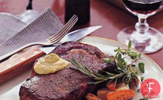 Bife assado com costela com molho de mostarda e vegetais de raiz