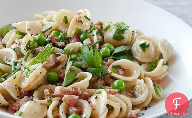 Orecchiette com Pancetta, ervilhas e ervas frescas
