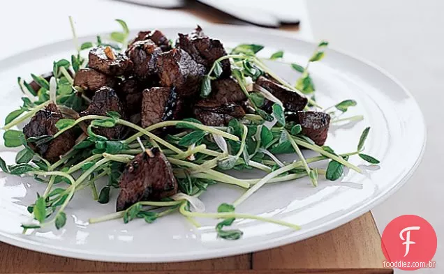 Agitando carne com salada de ervilha