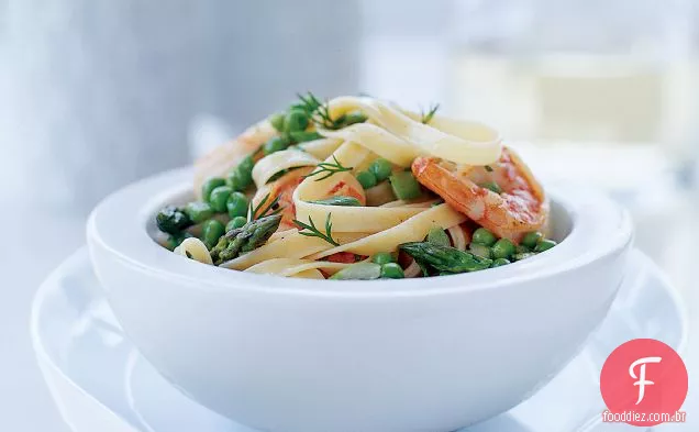 Fettuccine com camarão, aspargos e ervilhas