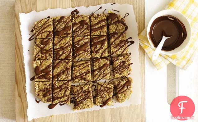 Barras de gergelim pegajosas com chuvisco de Chocolate cru