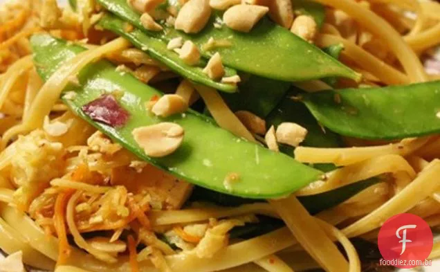 Macarrão De Amendoim Tailandês Com Ervilhas