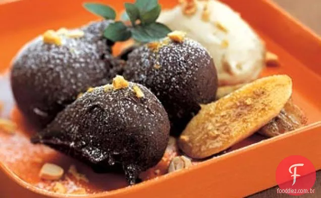 Manteiga de amendoim Beignets com Bananas caramelizadas e sorvete de caramelo amargo