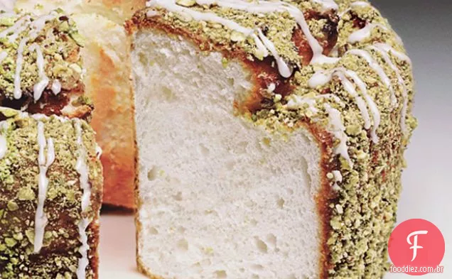 Bolo de comida de anjo de limão com esmalte de limão e pistache