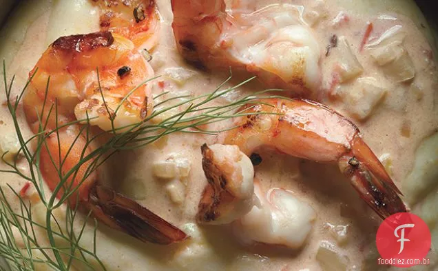 Camarão Scampi com limão preservado rápido e erva-doce em Polenta