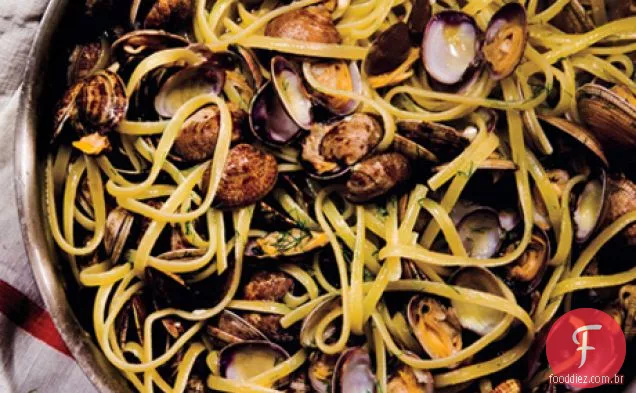 Linguine com amêijoas e erva-doce