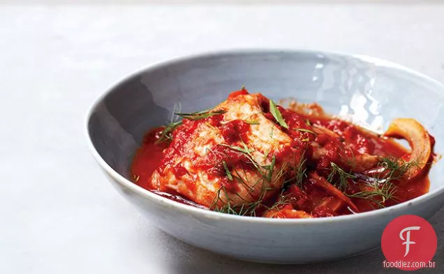 Linguado escalfado em molho de erva-doce e tomate