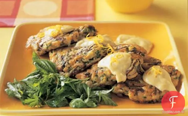 Bolinhos de caranguejo com salada de ervas e Meyer Lemon Aïoli