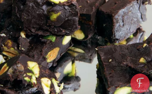 Pedaços de Chocolate com cerejas e pistache