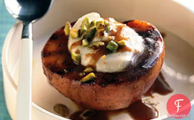 Pêssegos de açúcar mascavo grelhados com Chocolate branco