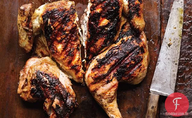 Frango sob um tijolo