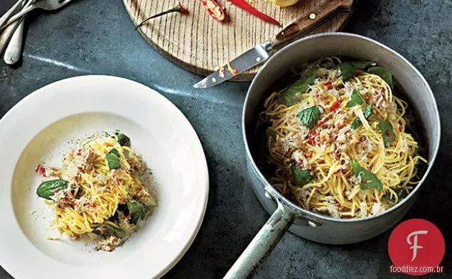 Linguine de caranguejo com manjericão, limão e Chile