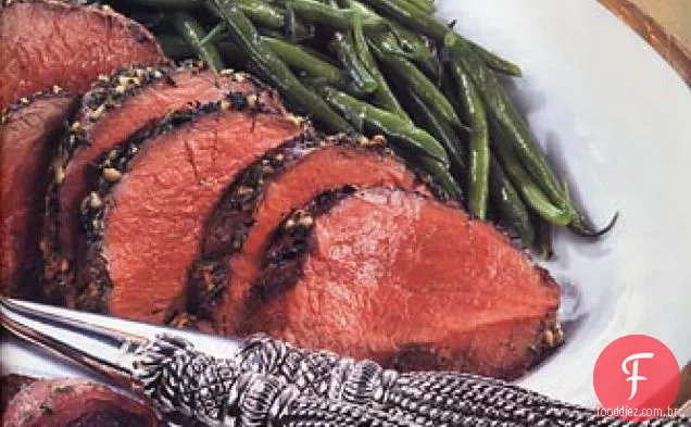 Lombo de carne com crosta de ervas e alho com pimenta vermelha e amarela