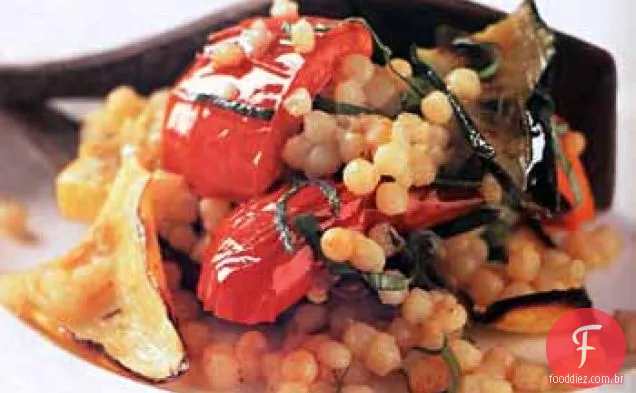 Legumes grelhados com cuscuz israelense torrado