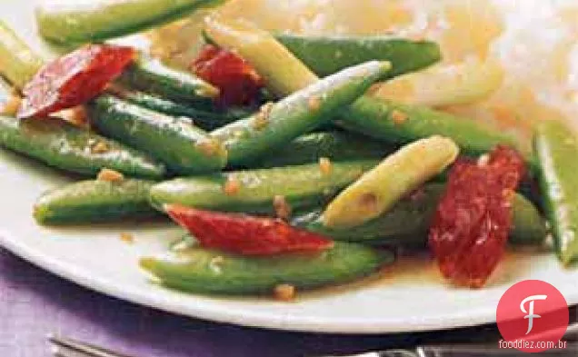 Ervilhas fritas com salsicha chinesa