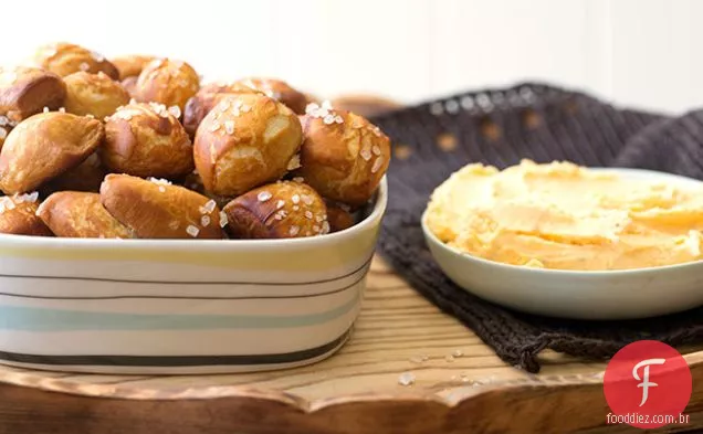 Mordidas de Pretzel com mergulho rápido de Cheddar