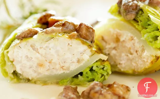 Rolos de repolho com recheio de carne e molho de cogumelos selvagens