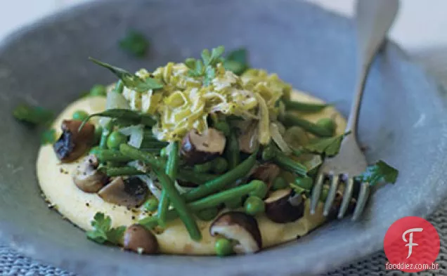 Polenta com feijão verde, cogumelos, ervilhas e alho-poró