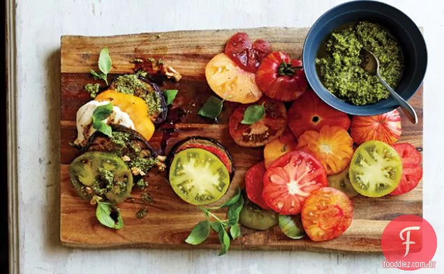 Berinjela, tomate e pilha de Pesto