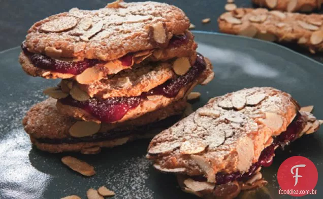 Biscoitos Sanduíche De Amêndoa E Framboesa Em Borracha