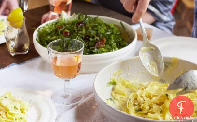 Massa Wonky Do Verão, Salada De Herby, Tartlets Da Gota Da Pera