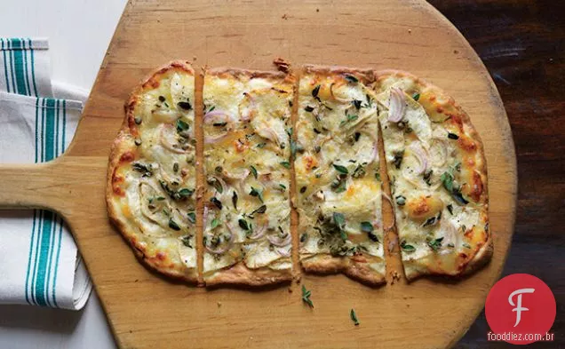 Pizza Bianca com Scamorza e Raiz De Aipo raspada