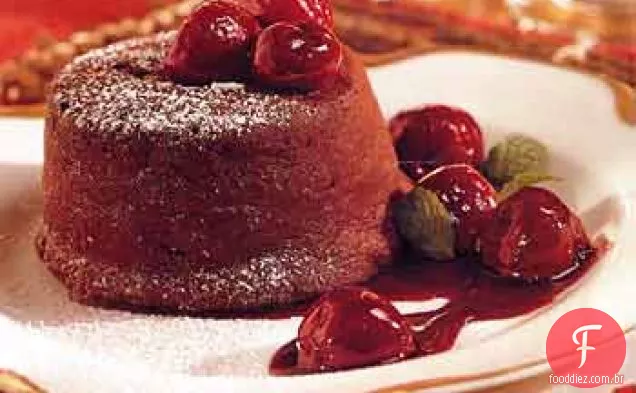 Bolos de Chocolate derretido com cerejas