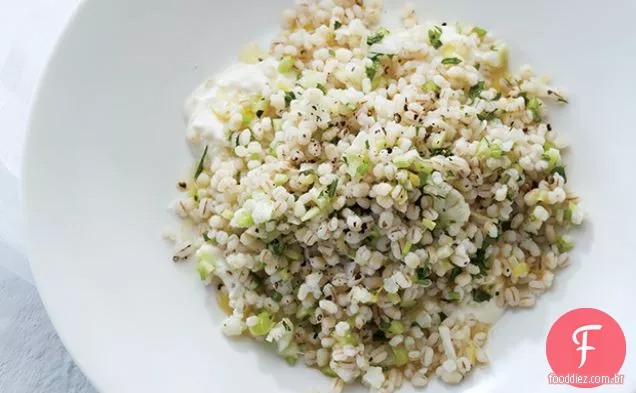 Cevada, couve-flor e ervas com Burrata