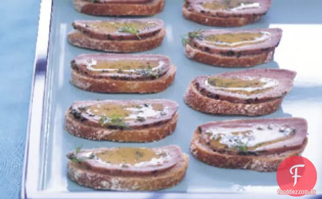 Crostini de porco curado com molho de mostarda doce