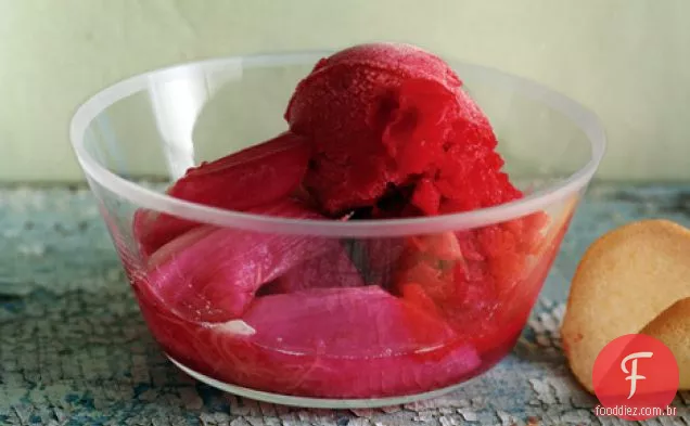 Ruibarbo assado com água de rosas e Sorvete De Morango