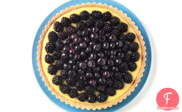 Torta de limão com amoras e mirtilos