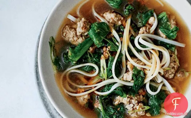Carne de porco picante e sopa verde mostarda