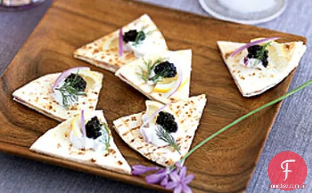 Cebola vermelha, creme de leite e Quesadillas de Caviar