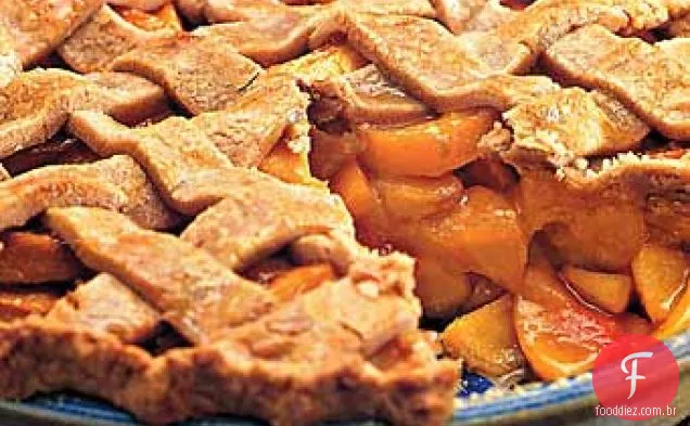 Torta de pêssego temperada com crosta de treliça